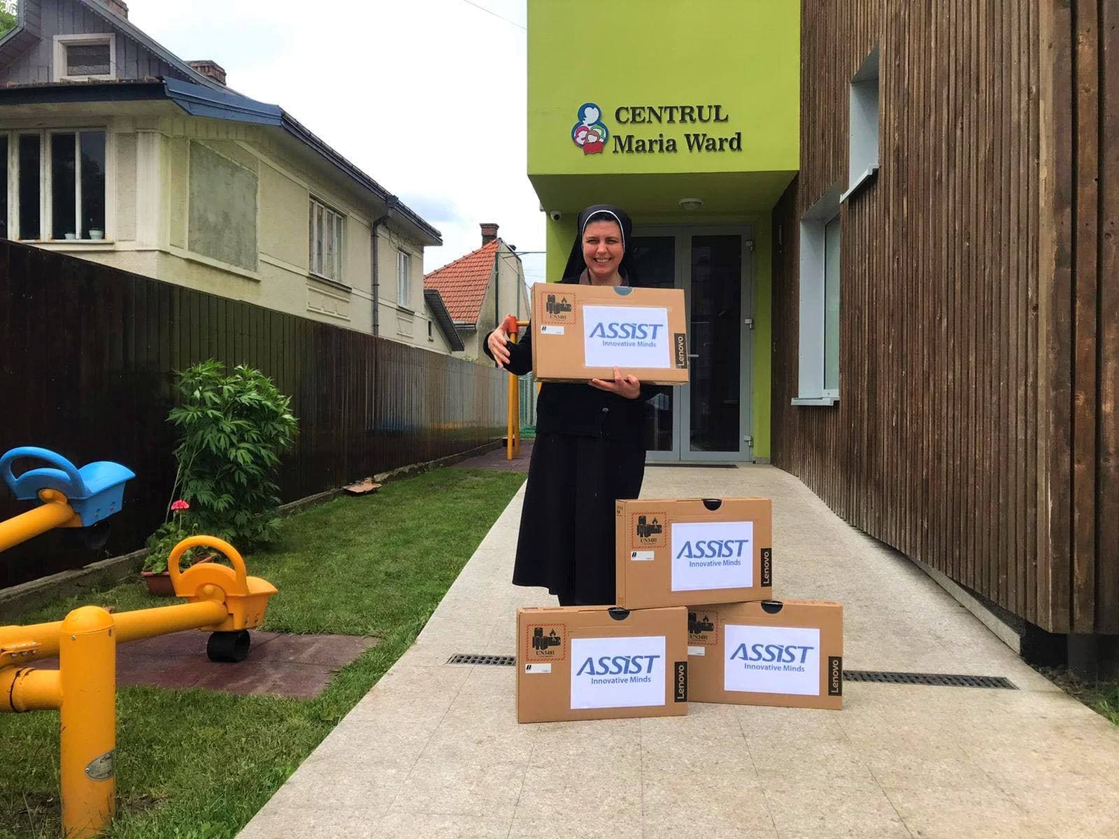 ASSIST Software supports disadvantaged pupils to study online (amid the COVID-19 pandemic) - The boxex with laptops have arrived at the social center