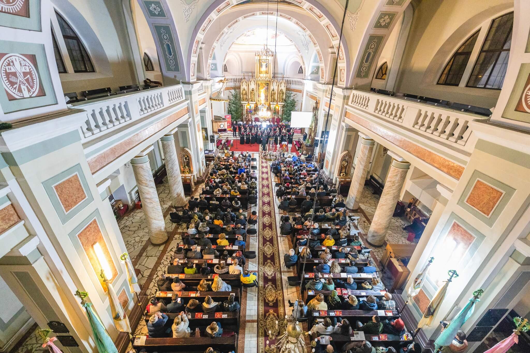 People attending Fundatia Umanitara ASSIST's Charity concert